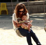 th_06225_Celebutopia-Halle_Berry_with_her_daughter_in_Beverly_Hills-15_122_1051lo.jpg