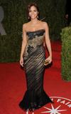 th_89771_Celebutopia-Halle_Berry_arrives_at_the_2009_Vanity_Fair_Oscar_party-02_123_41lo.jpg