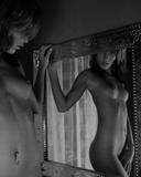 Подглядывание в зеркале за голыми