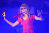 th_48375_Preppie_Taylor_Swift_turns_on_the_Westfield_Christmas_Lights_75_122_574lo.jpg