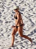 th_46361_Celebutopia-Britney_Spears_in_bikini_on_the_beach_in_the_Carribbean-35_122_951lo.jpg