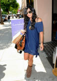 http://img153.imagevenue.com/loc1108/th_68831_VanessaHudgens_O6A-ShermanOaks_jul172008_01_122_1108lo.jpg