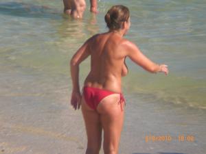 Spying-Women-On-The-Beach-e1mklb27v3.jpg