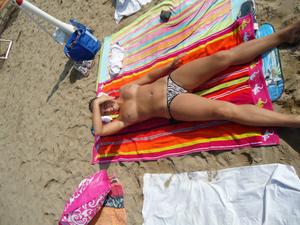 Topless-Cute-Beach-Blonde-660th8twkr.jpg