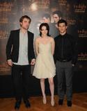 http://img153.imagevenue.com/loc710/th_84424_kris-paris-photocall-06_122_710lo.jpg