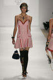 http://img153.imagevenue.com/loc737/th_96912_Katja_Shchekina-spring2006SassBide-03_122_737lo.jpg